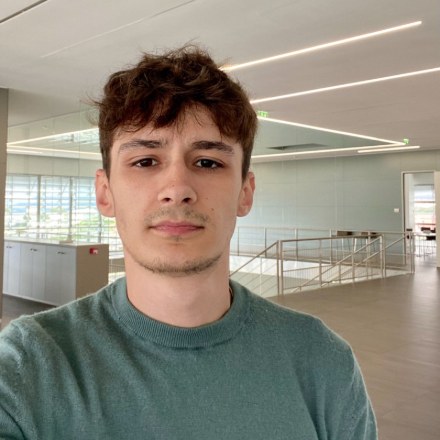 Portrait de Mehdi Mougin, fondateur de SIGNON.